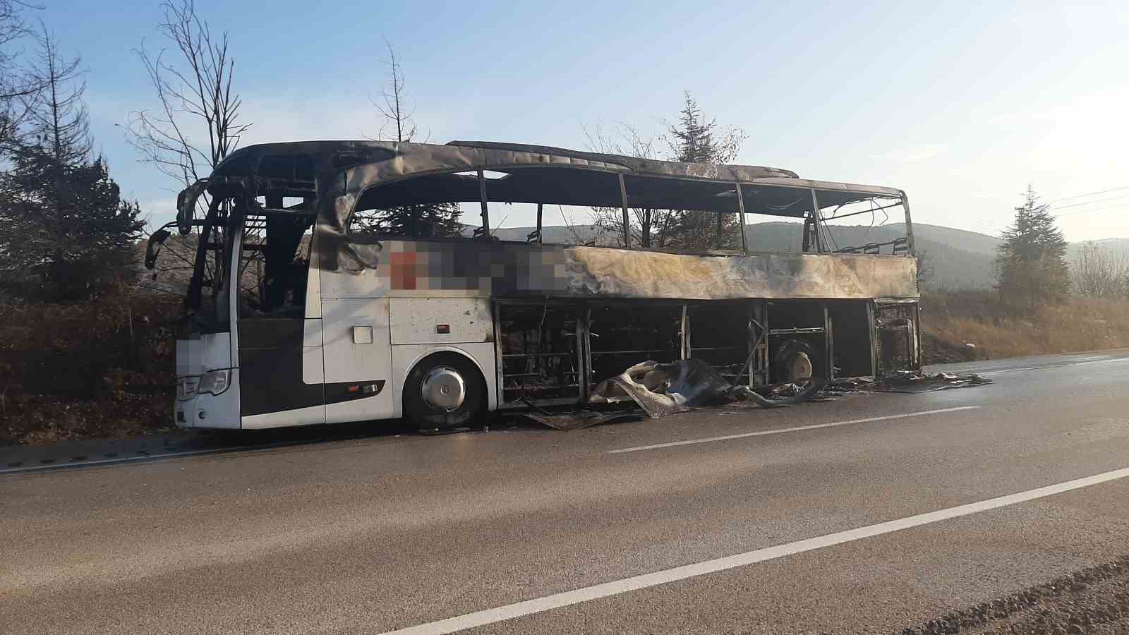 Alev topuna dönen yolcu otobüsü tamamen yandı 8 alev topuna donen yolcu otobusu tamamen yandi 4
