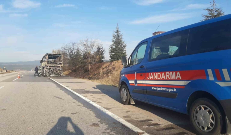 alev-topuna-donen-yolcu-otobusu-tamamen-yandi-xiEwJTJh.jpg