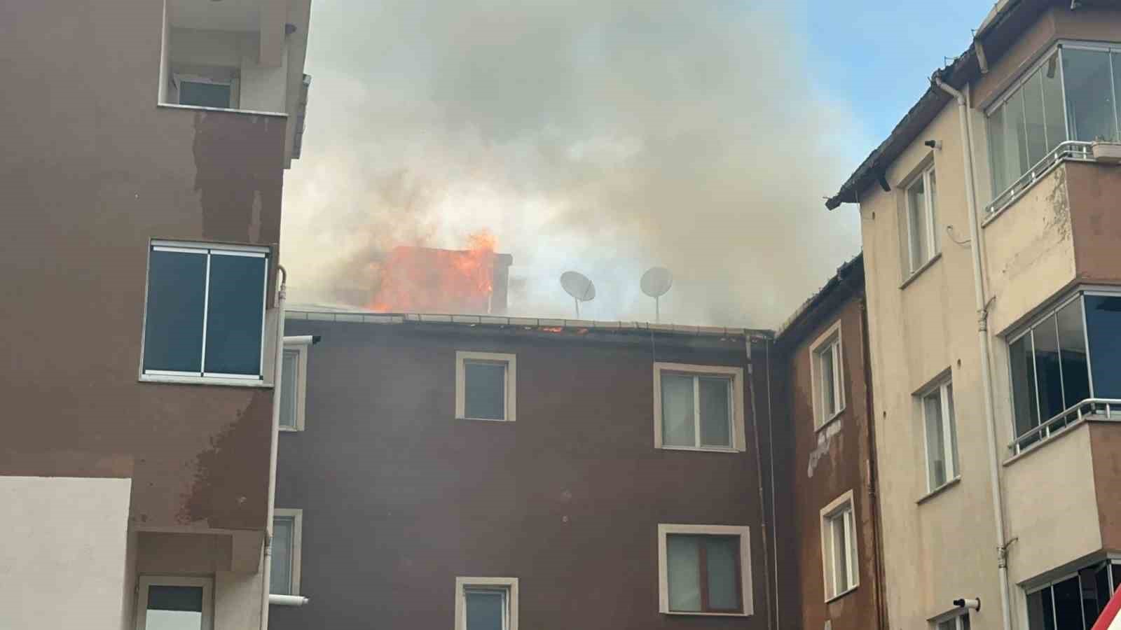 Alevler çatıyı sardı, korku dolu anlar yaşandı 5 alevler catiyi sardi korku dolu anlar yasandi 1 KscV3jKP