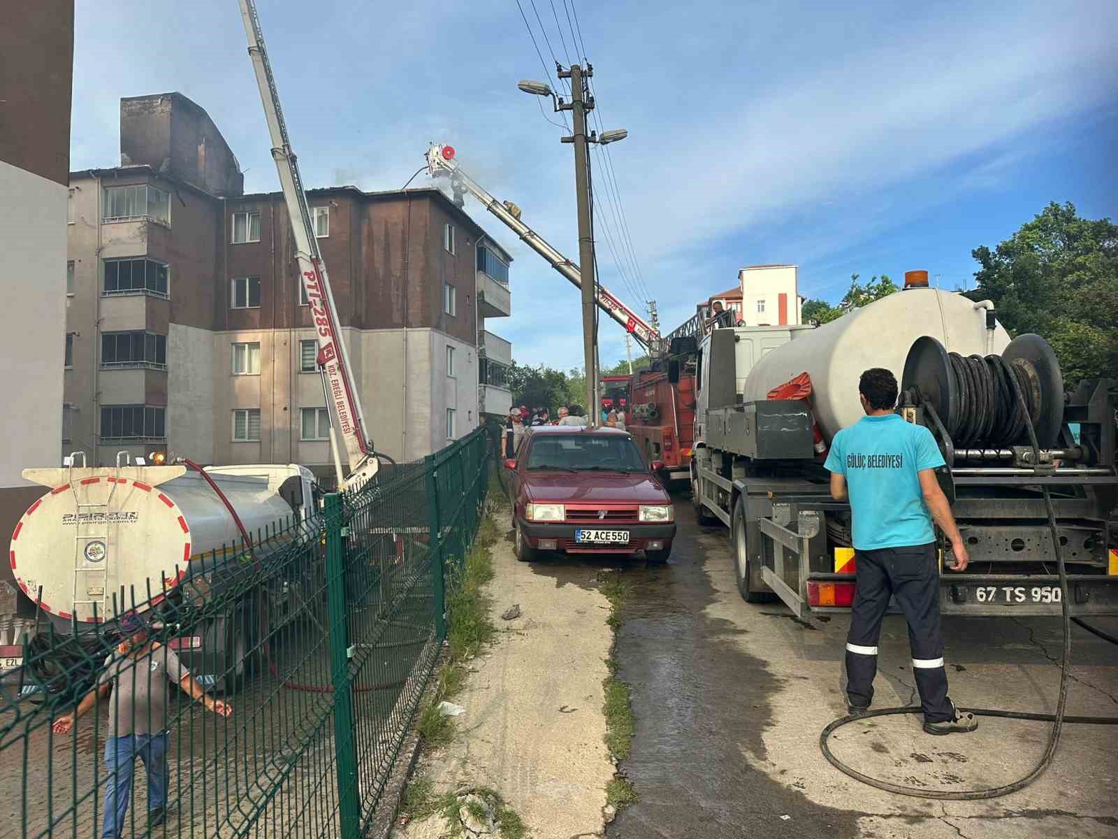 Alevler çatıyı sardı, korku dolu anlar yaşandı 7 alevler catiyi sardi korku dolu anlar yasandi 3 qONgDrzd