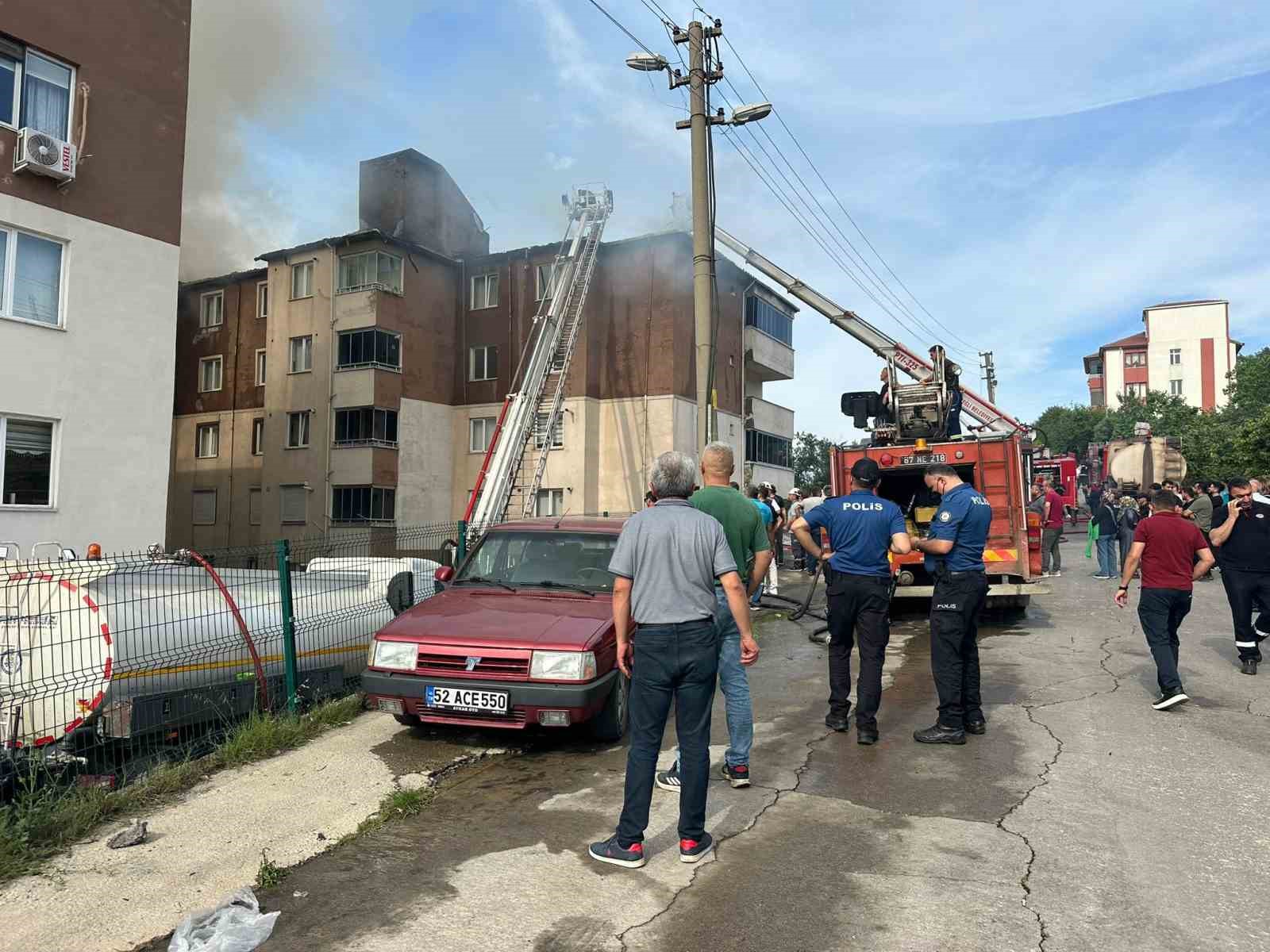 Alevler çatıyı sardı, korku dolu anlar yaşandı 8 alevler catiyi sardi korku dolu anlar yasandi 4 Tl9ResKl