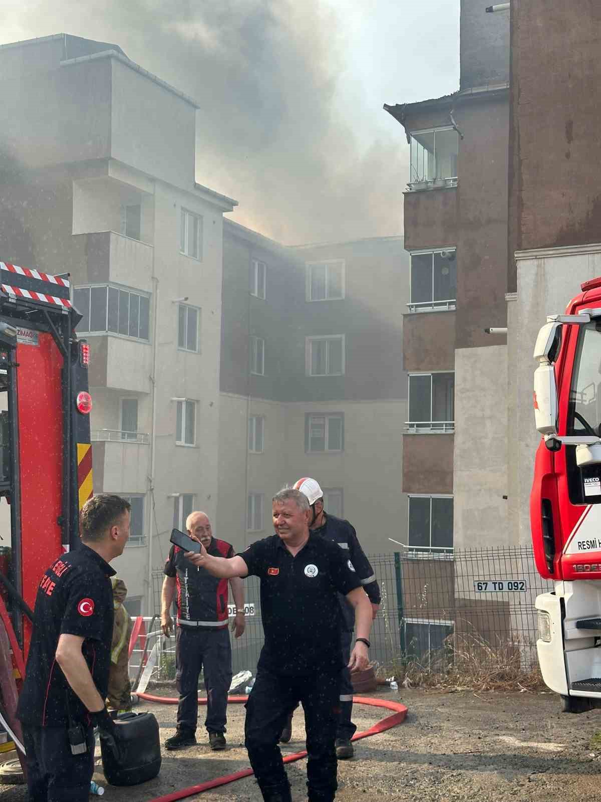 Alevler çatıyı sardı, korku dolu anlar yaşandı 9 alevler catiyi sardi korku dolu anlar yasandi 5 4sziLLhE