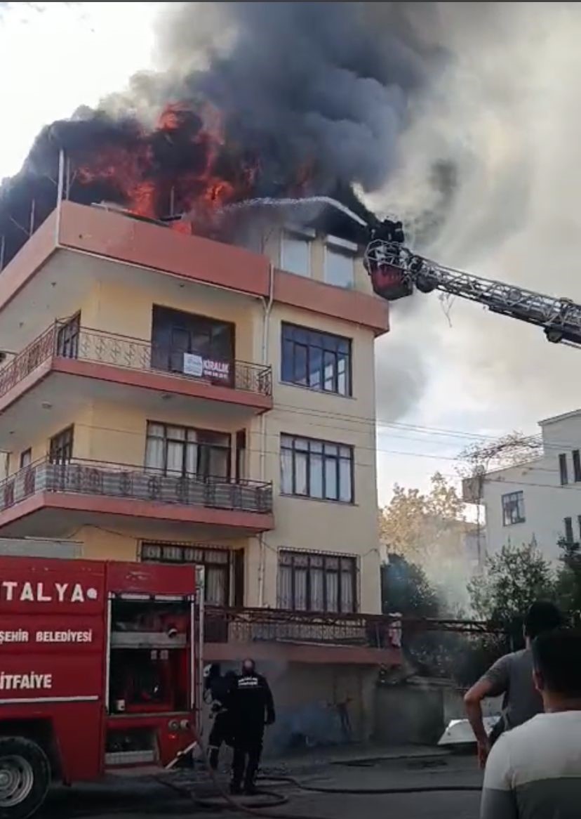 Alevler içindeki dairede mahsur kalan 3 küçük çocuğu inşaat işçileri ve mahalle sakinleri kurtardı 11 alevler icindeki dairede mahsur kalan 3 kucuk cocugu insaat iscileri ve mahalle sakinleri kurtardi