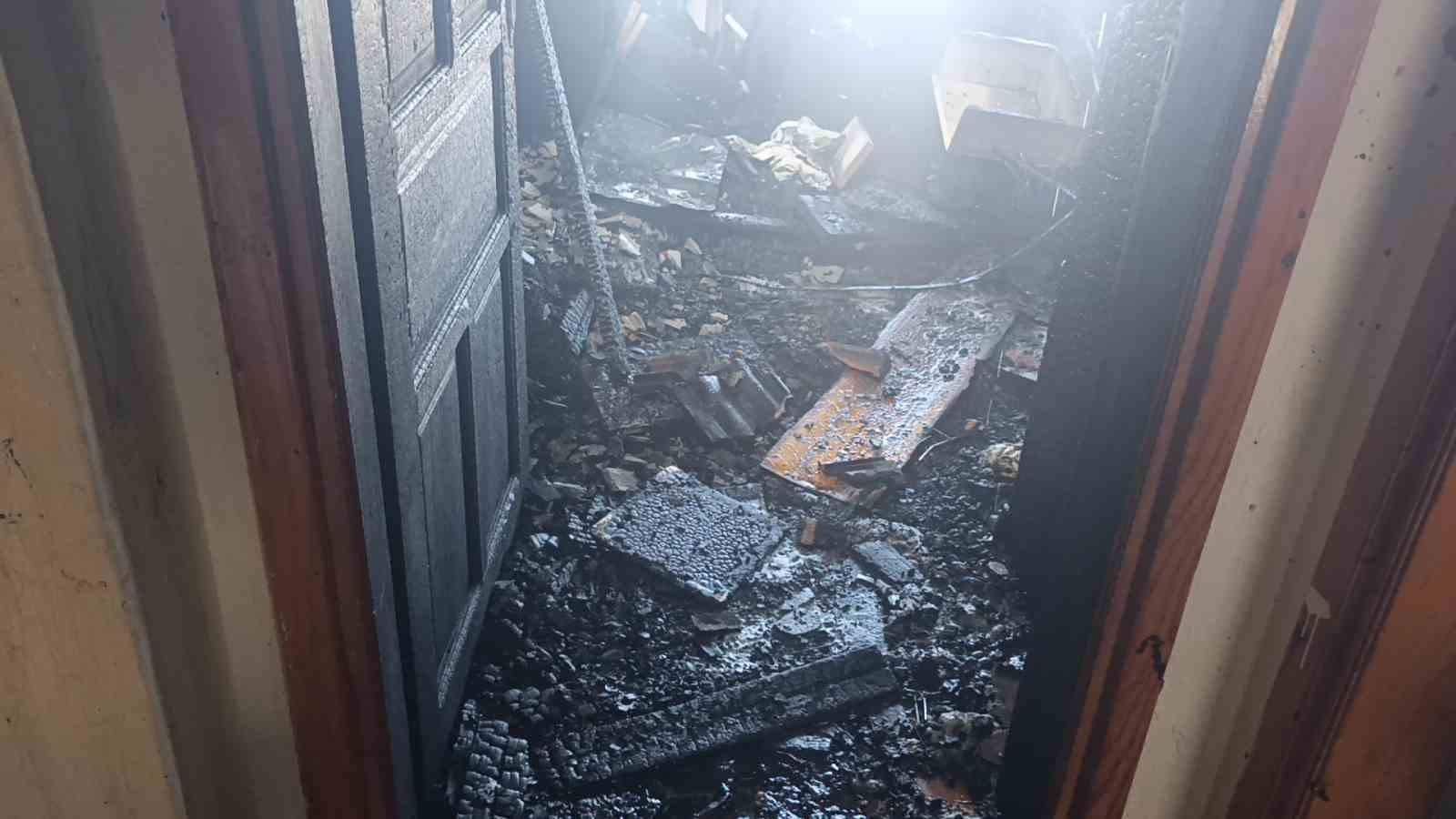 Alevler içindeki dairede mahsur kalan 3 küçük çocuğu inşaat işçileri ve mahalle sakinleri kurtardı 9 alevler icindeki dairede mahsur kalan 3 kucuk cocugu insaat iscileri ve mahalle sakinleri kurtardi K5alem3b