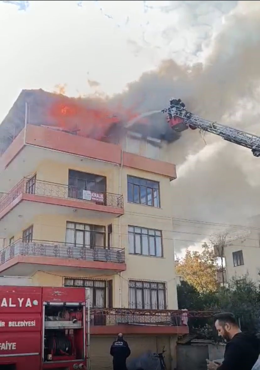 Alevler içindeki dairede mahsur kalan 3 küçük çocuğu inşaat işçileri ve mahalle sakinleri kurtardı 12 alevler icindeki dairede mahsur kalan 3 kucuk cocugu insaat iscileri ve mahalle sakinleri kurtardi Nu4kYBIf