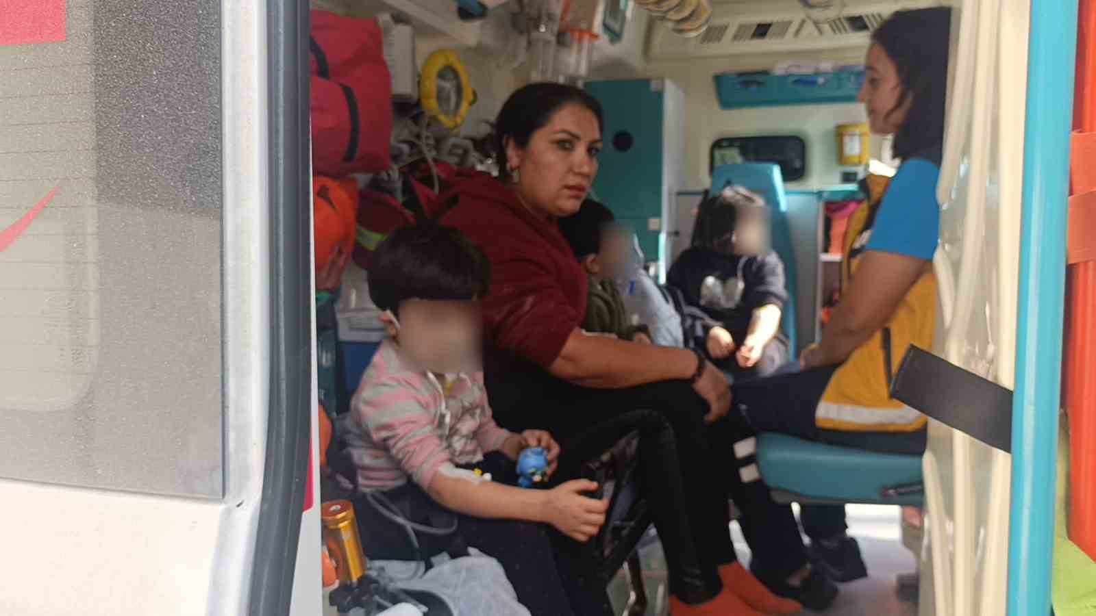 Alevler içindeki dairede mahsur kalan 3 küçük çocuğu inşaat işçileri ve mahalle sakinleri kurtardı 4 alevler icindeki dairede mahsur kalan 3 kucuk cocugu insaat iscileri ve mahalle sakinleri kurtardi mjyuSrC5
