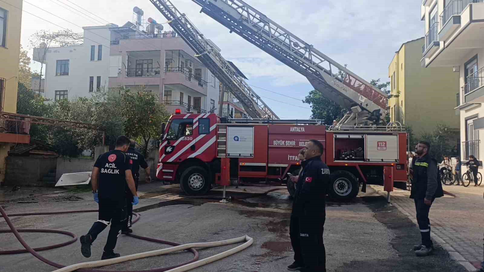 Alevler içindeki dairede mahsur kalan 3 küçük çocuğu inşaat işçileri ve mahalle sakinleri kurtardı 6 alevler icindeki dairede mahsur kalan 3 kucuk cocugu insaat iscileri ve mahalle sakinleri kurtardi sPP5cyfL