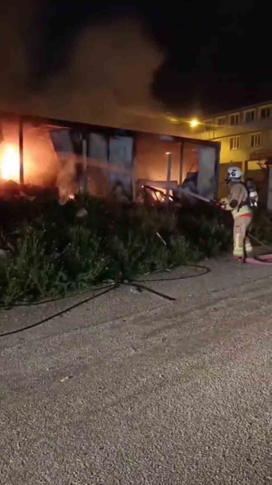 alevlere teslim olan 2 konteyner kullanilamaz hale geldi 1 IDQufnWz