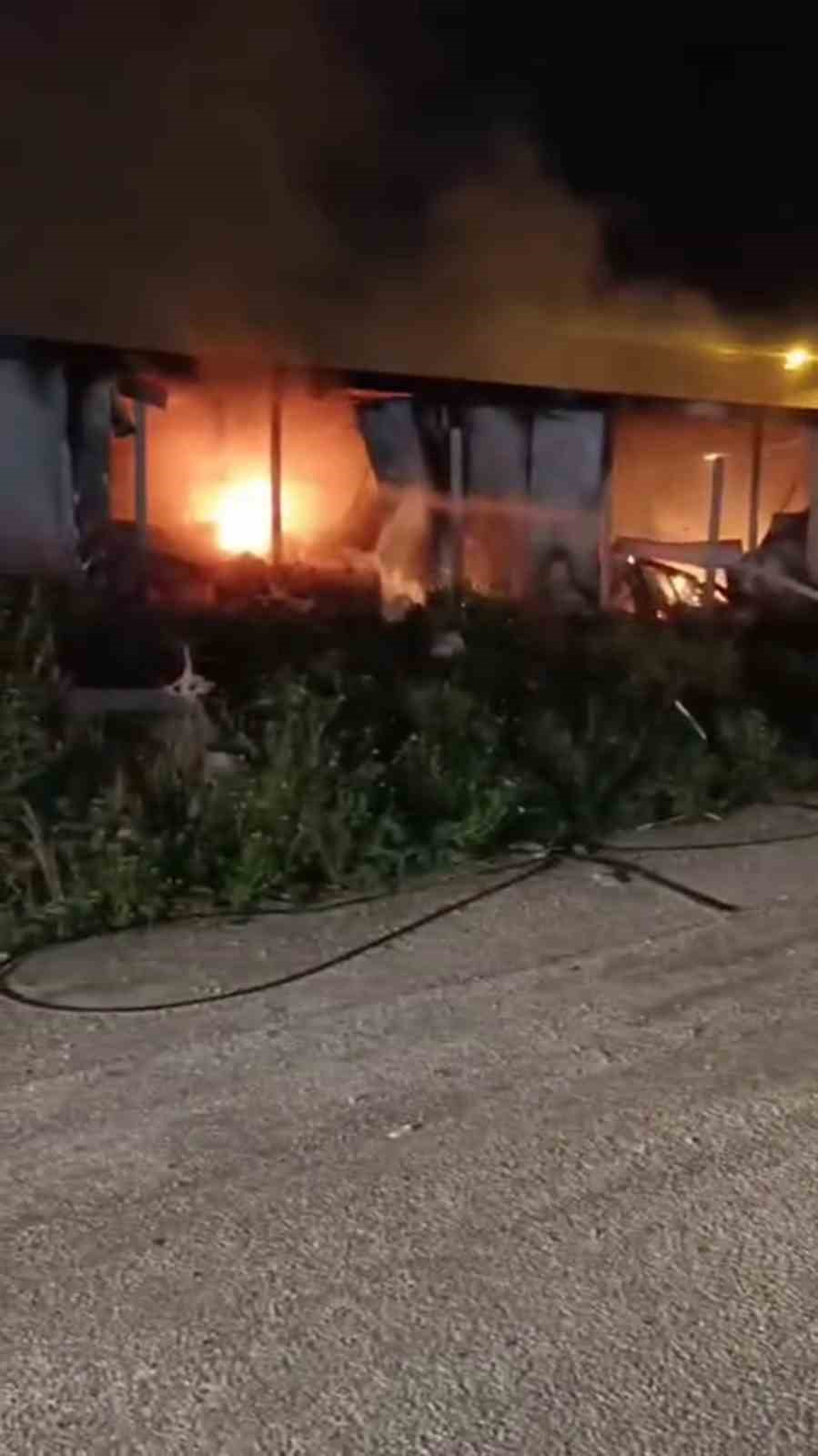 alevlere teslim olan 2 konteyner kullanilamaz hale geldi 2 QZtIibbz