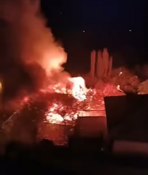 Alevlere teslim olan 6 ev ve ahır kullanılmaz hale geldi 5 alevlere teslim olan 6 ev ve ahir kullanilmaz hale geldi 1