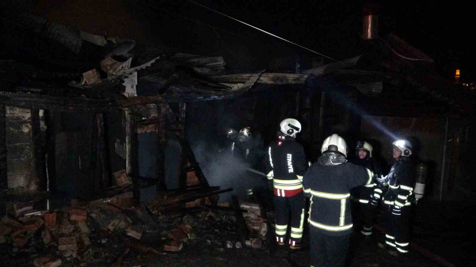 alevlere teslim olan ahsap ev kullanilamaz hale geldi 0 4lZ45w8H