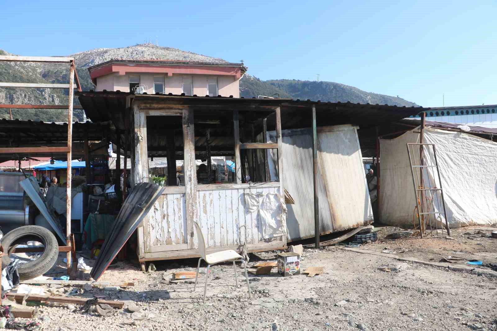 alevlere teslim olan baraka is yeri kullanilmaz hale geldi 2 SAkbAja3