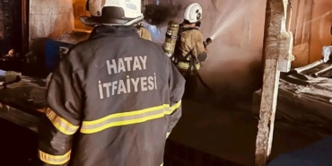 alevlere-teslim-olan-baraka-is-yeri-kullanilmaz-hale-geldi-igpbhDIq.jpg