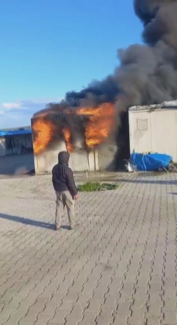 Alevlere teslim olan boş konteyner kullanılamaz hale geldi 5 alevlere teslim olan bos konteyner kullanilamaz hale geldi 1