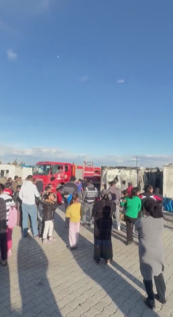 Alevlere teslim olan boş konteyner kullanılamaz hale geldi 6 alevlere teslim olan bos konteyner kullanilamaz hale geldi 2 mNDGGA4H