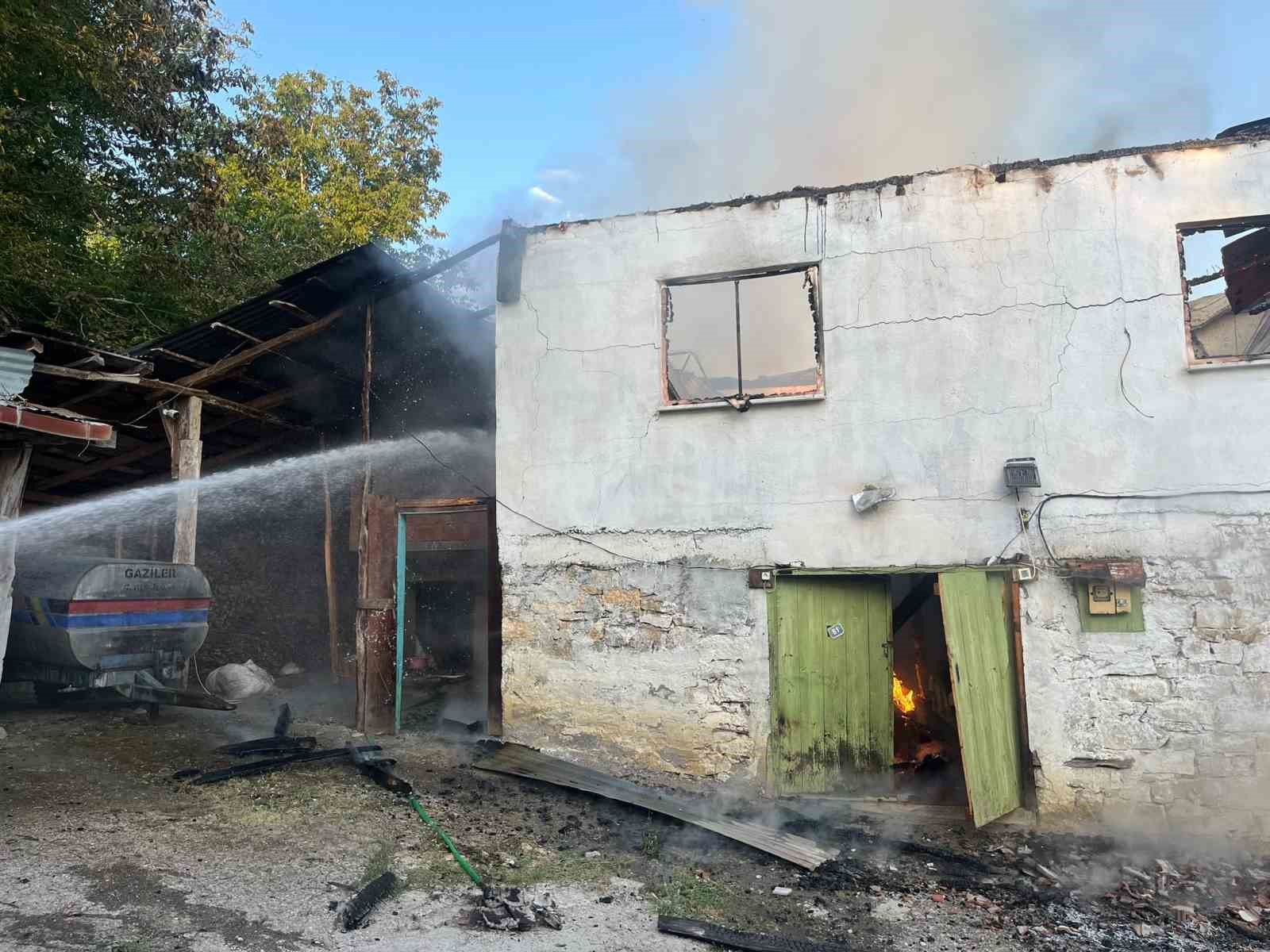 Alevlere teslim olan ev kullanılmaz hale geldi 4 alevlere teslim olan ev kullanilmaz hale geldi 0 2kuEB6vt