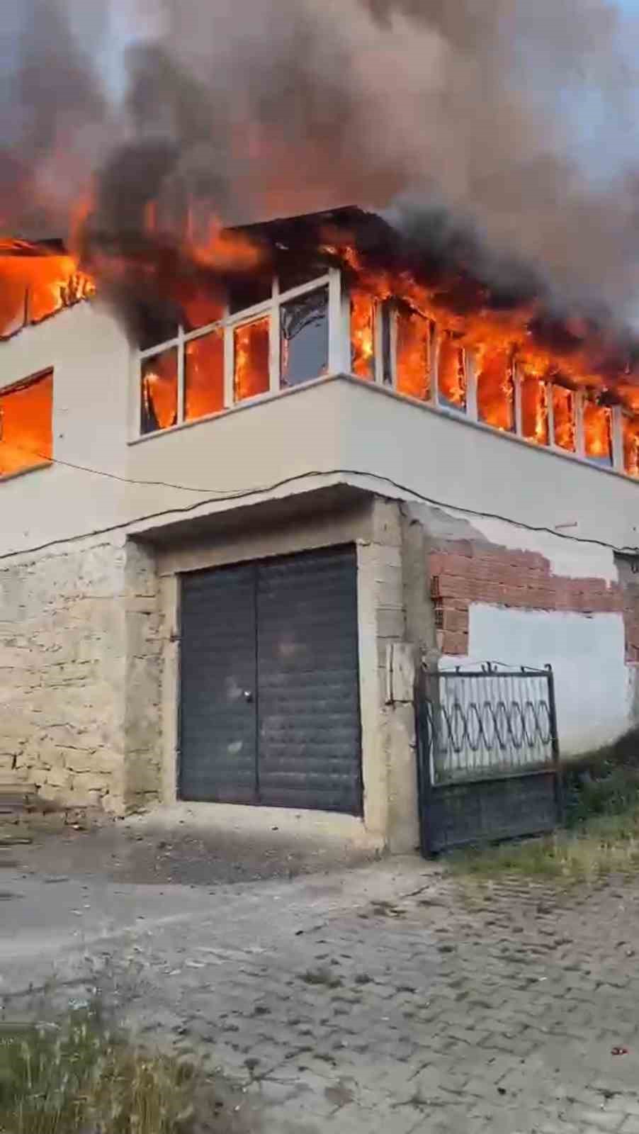 Alevlere teslim olan ev kullanılmaz hale geldi 7 alevlere teslim olan ev kullanilmaz hale geldi 3 yKUQkcep
