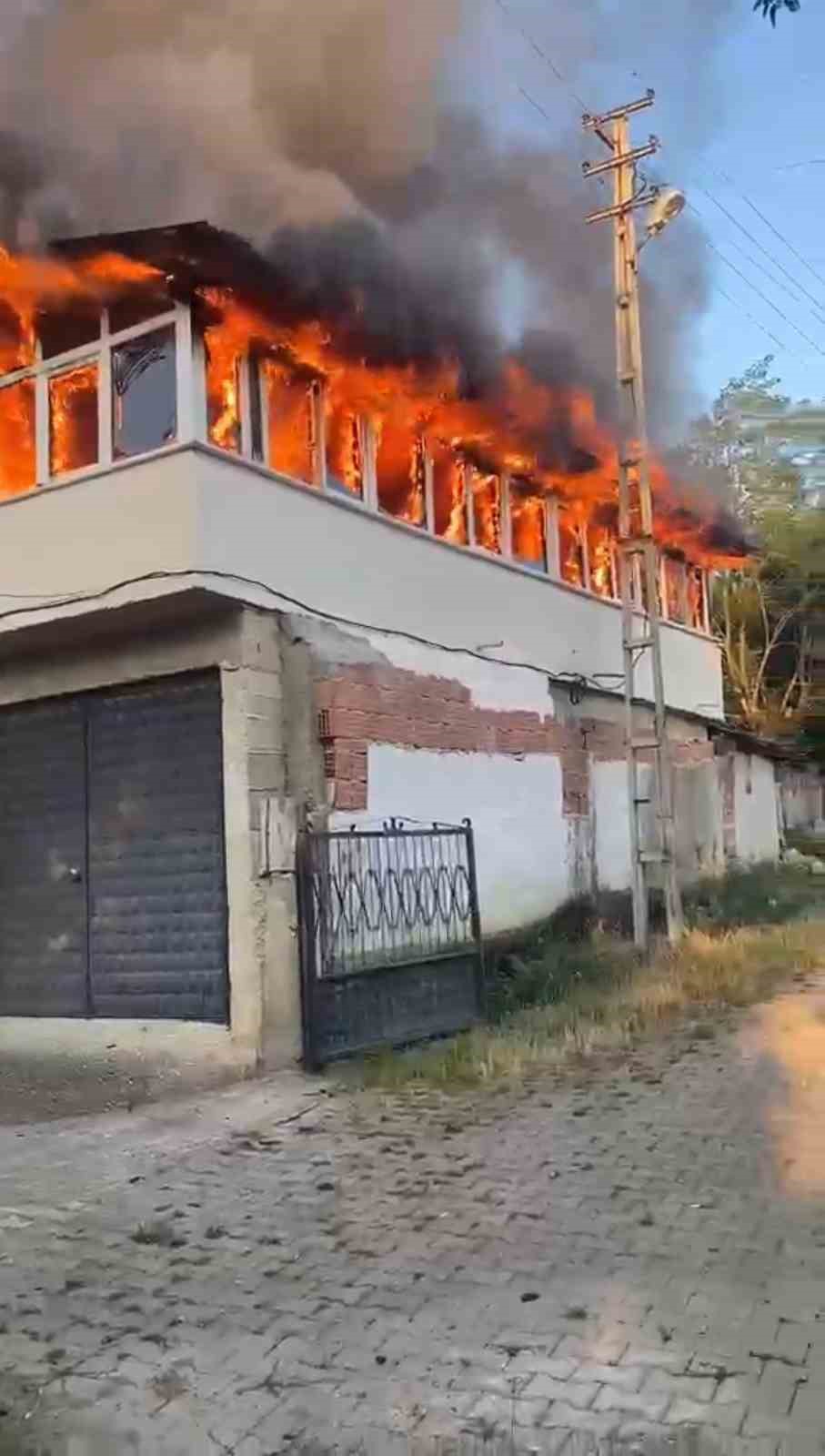 Alevlere teslim olan ev kullanılmaz hale geldi 8 alevlere teslim olan ev kullanilmaz hale geldi 4 SW5jBhzI