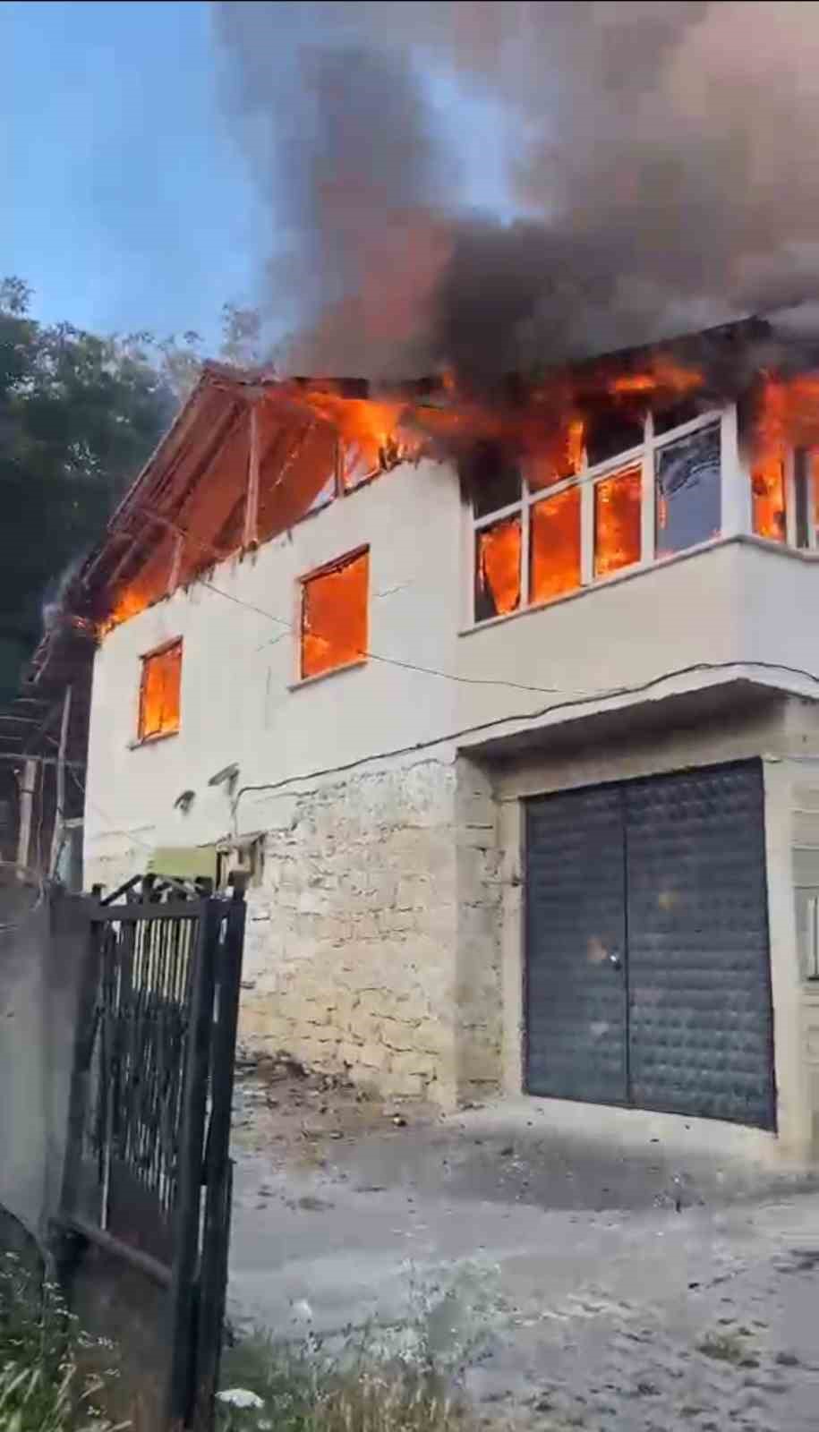 Alevlere teslim olan ev kullanılmaz hale geldi 9 alevlere teslim olan ev kullanilmaz hale geldi 5 F99uy6N9