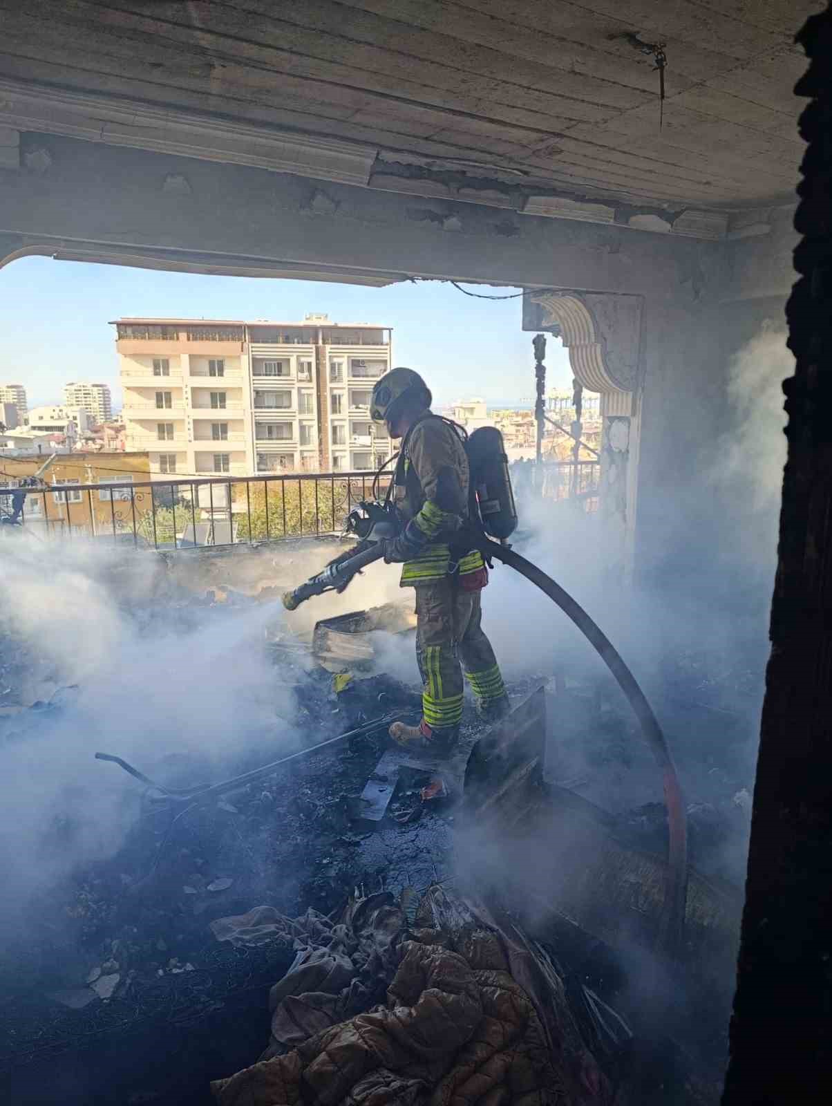 Alevlere teslim olan evinden çıkmak isteyen şahıs yaralandı 4 alevlere teslim olan evinden cikmak isteyen sahis yaralandi 0 YdYZF2jg