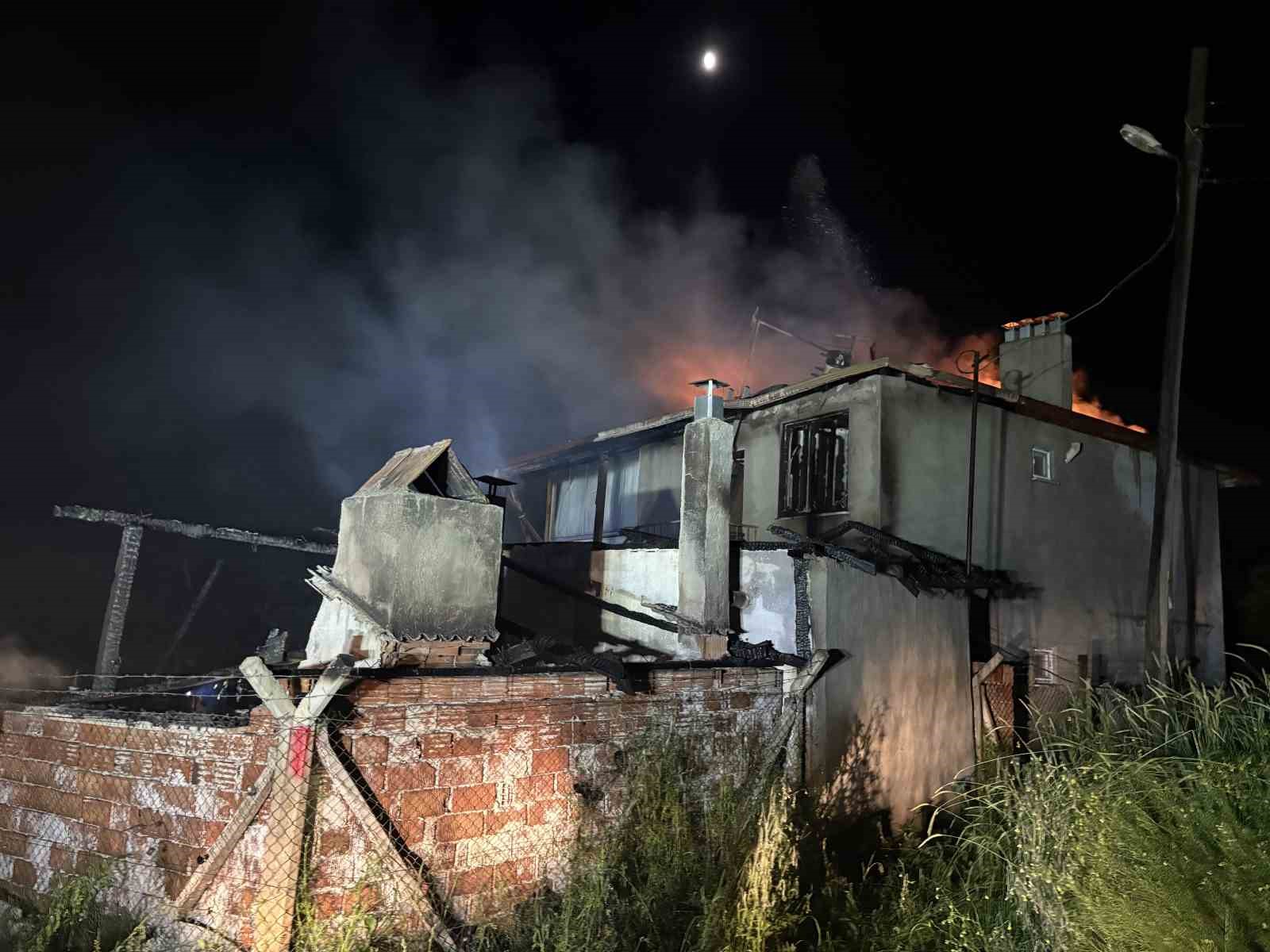 alevlere teslim olan iki katli ev kullanilmaz hale geldi 3 ZXy53ekp