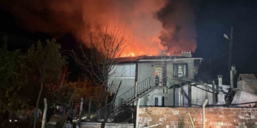 alevlere-teslim-olan-iki-katli-ev-kullanilmaz-hale-geldi-KKOQCz3O.jpg