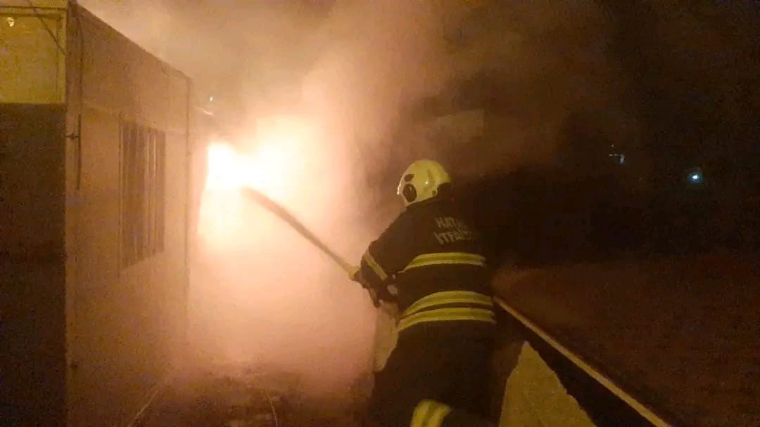 alevlere teslim olan konteyner yanarak kullanilamaz hale geldi 1 VS14EPTp