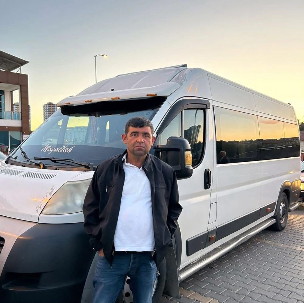 alevlere teslim olan minibusunu izlerken kalbine yenik dustu 1 kmv1lC2k