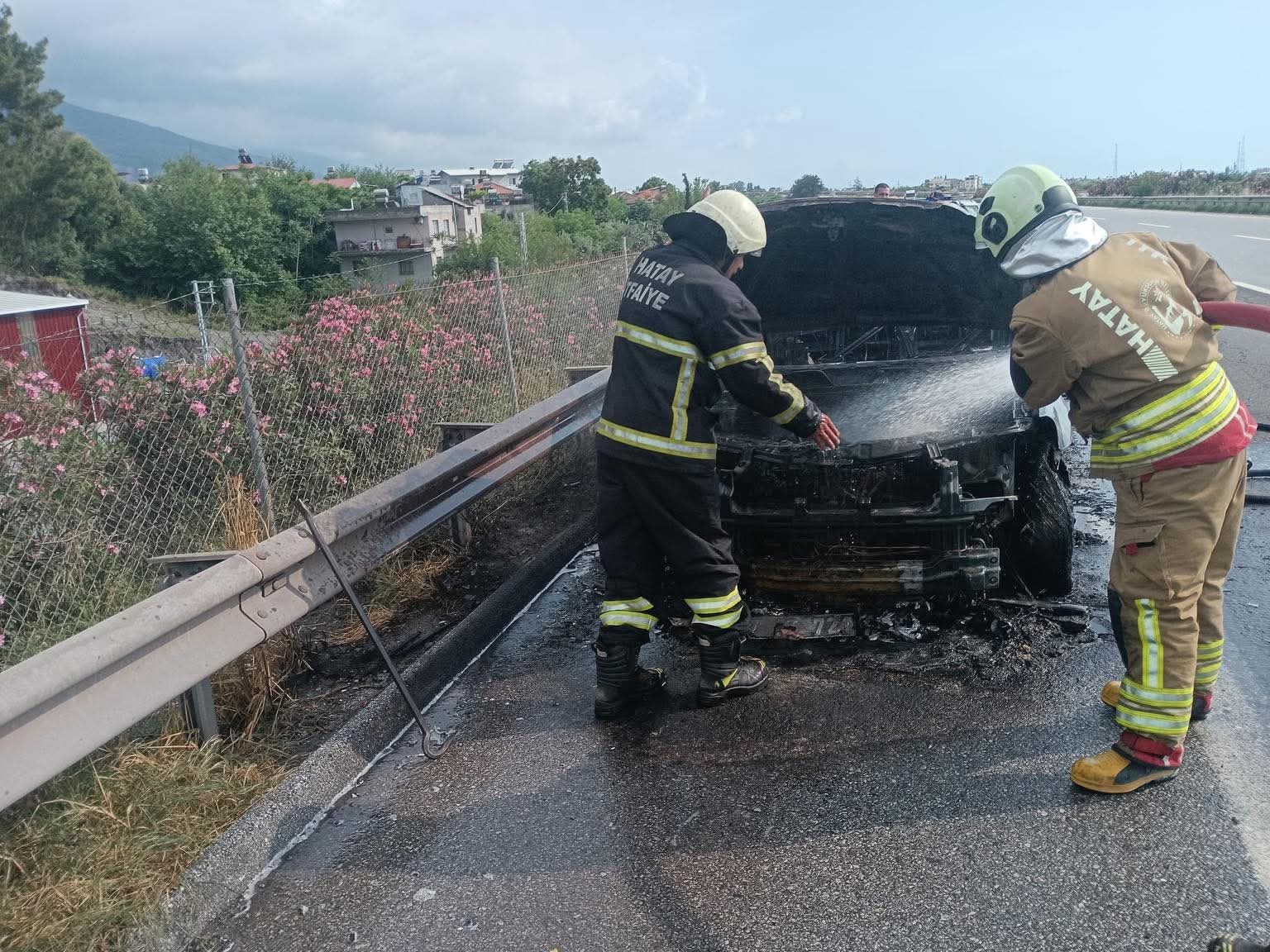 alevlere teslim olan otomobil kullanilamaz hale geldi 1