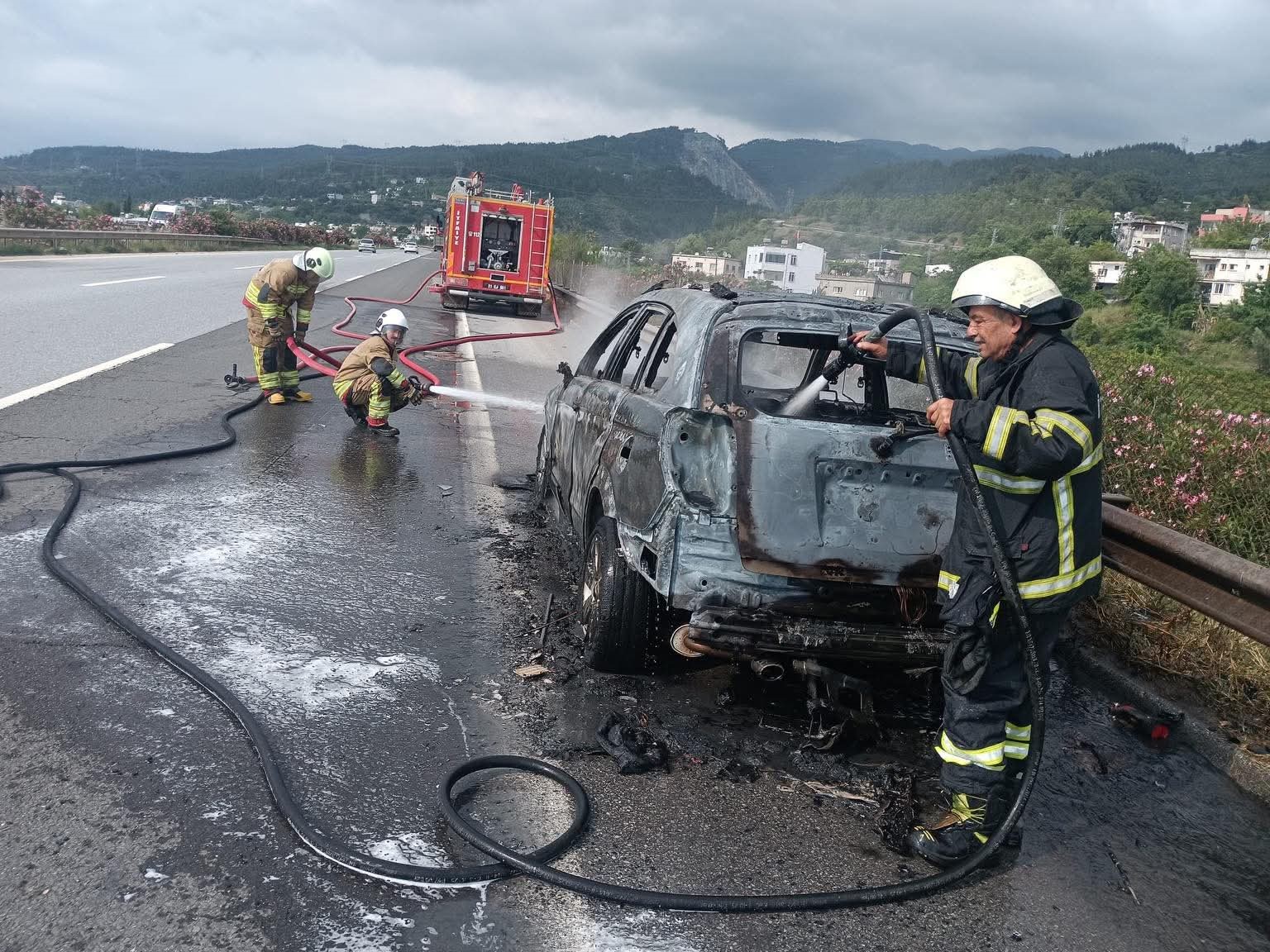 alevlere teslim olan otomobil kullanilamaz hale geldi 2 jkhTp1Hn