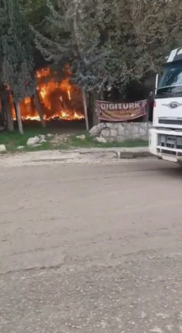 alevlere teslim olan prefabrik yapi kullanilmaz hale geldi 5 BRr8HN8B