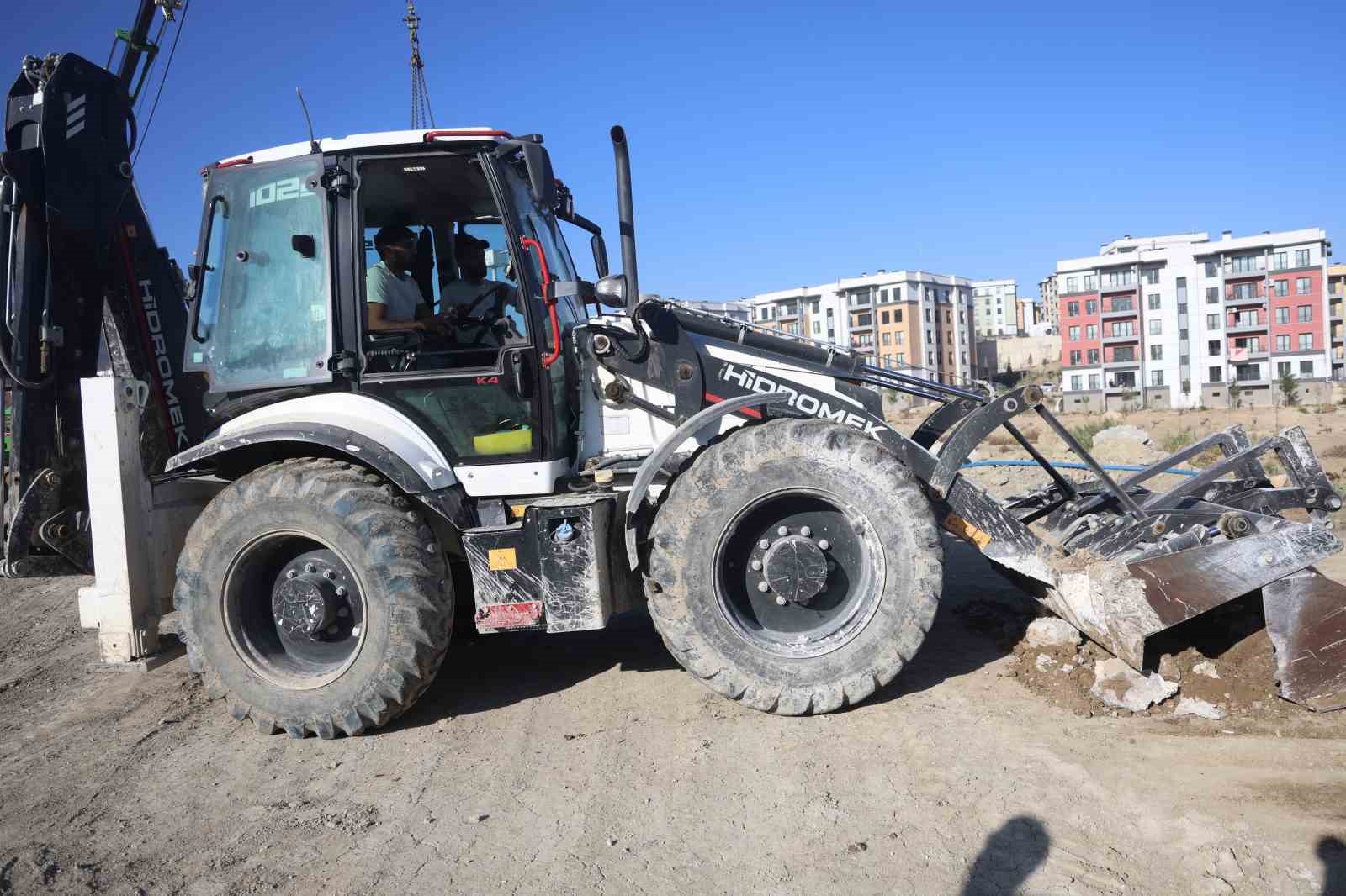 alevlerin arasina dalan operator konteyneri ucurumdan yuvarladi 2 AzEDitTl