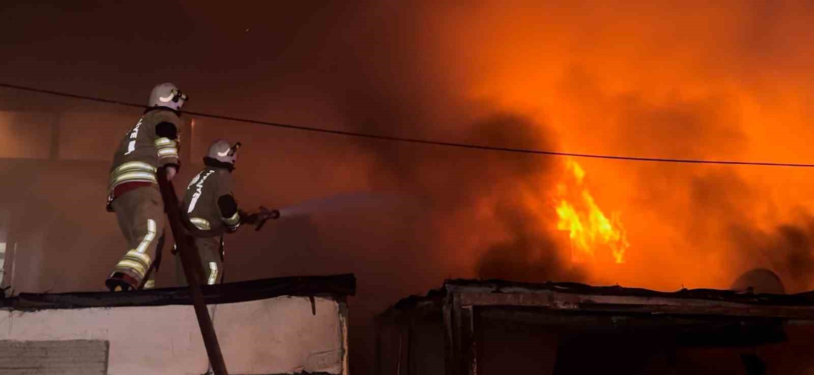 alevlerin geceyi aydinlattigi yanginda ev ve otomobil kule dondu 2 3LDrOXFH