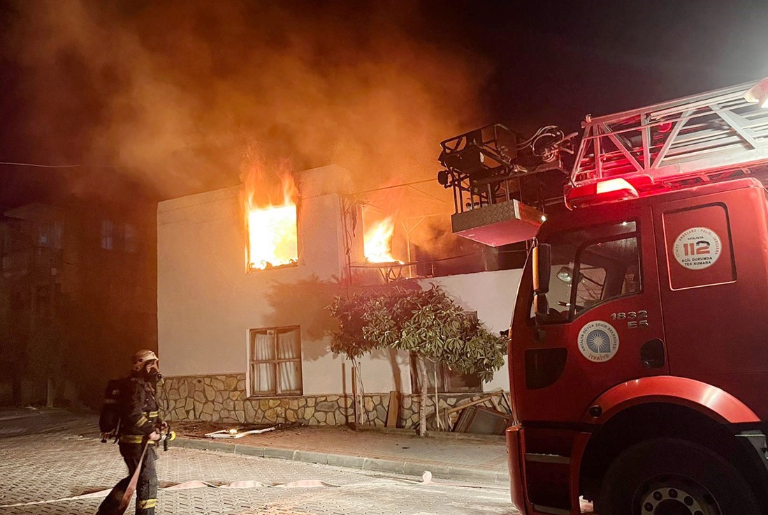 alevlerin kule cevirdigi evde kuran i kerim zarar gormedi 0 SKX97sgV