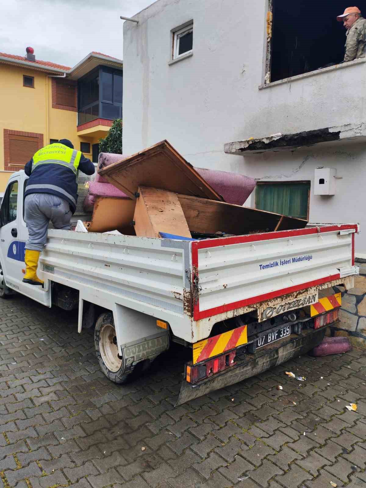 alevlerin kule cevirdigi evde kuran i kerim zarar gormedi 10 dtIqdDUs