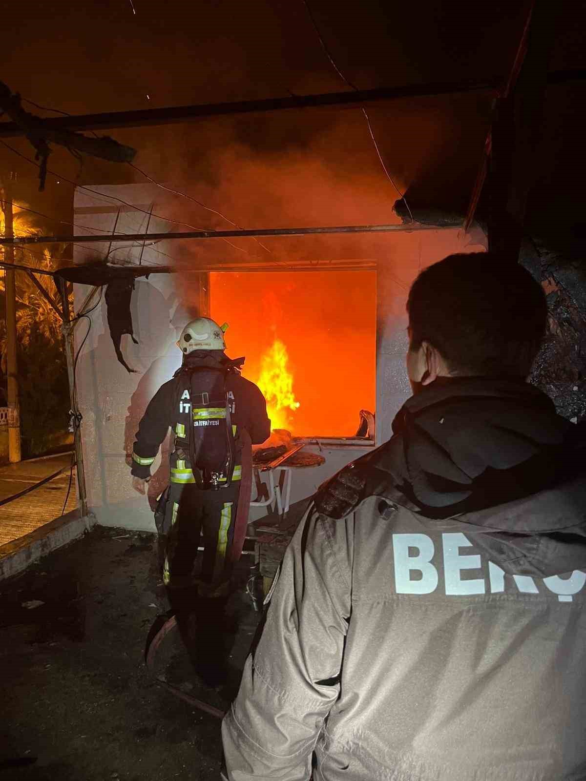 alevlerin kule cevirdigi evde kuran i kerim zarar gormedi 4 UMB1ZHhh