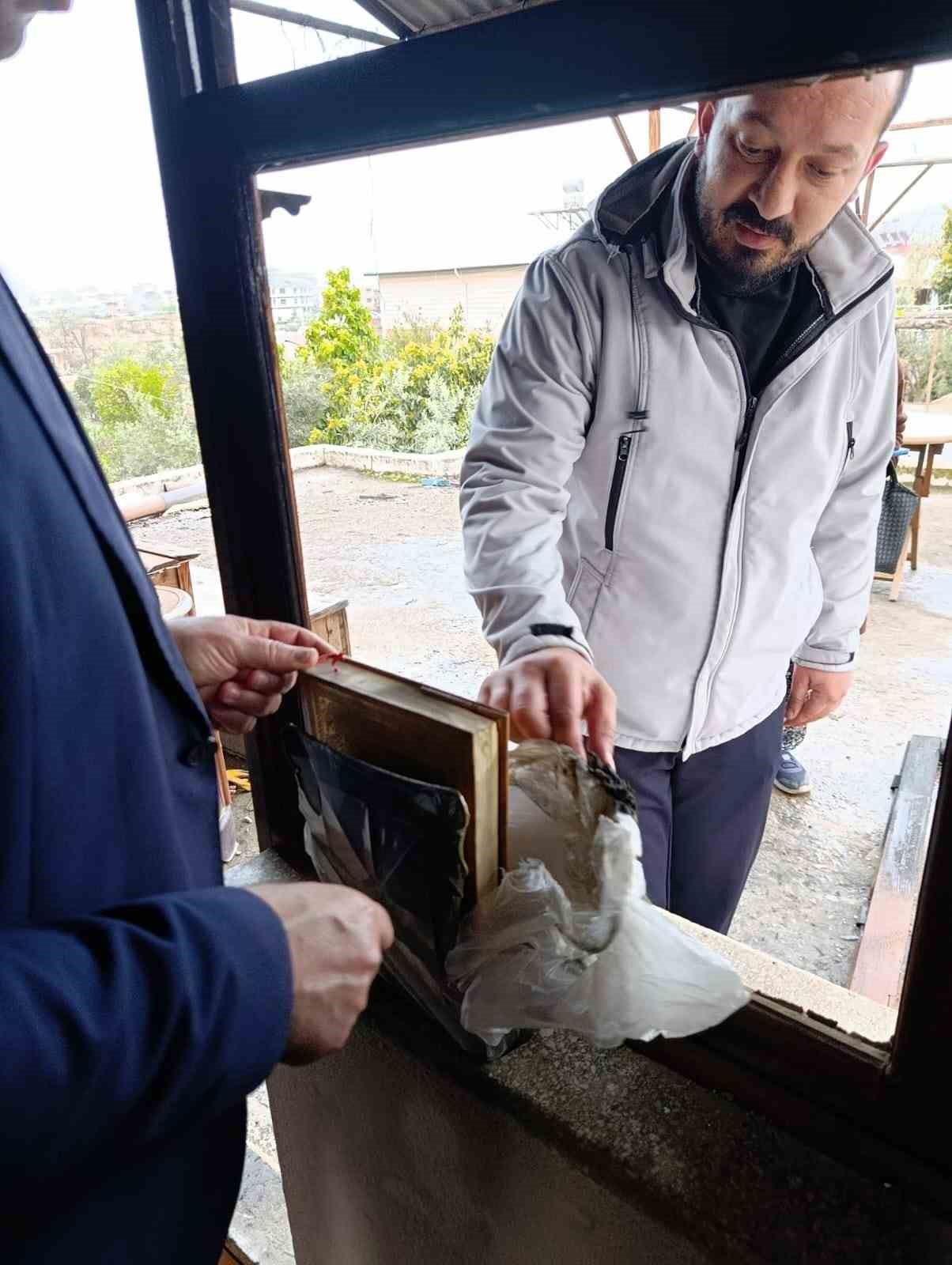 alevlerin kule cevirdigi evde kuran i kerim zarar gormedi 7 UZd52AEi