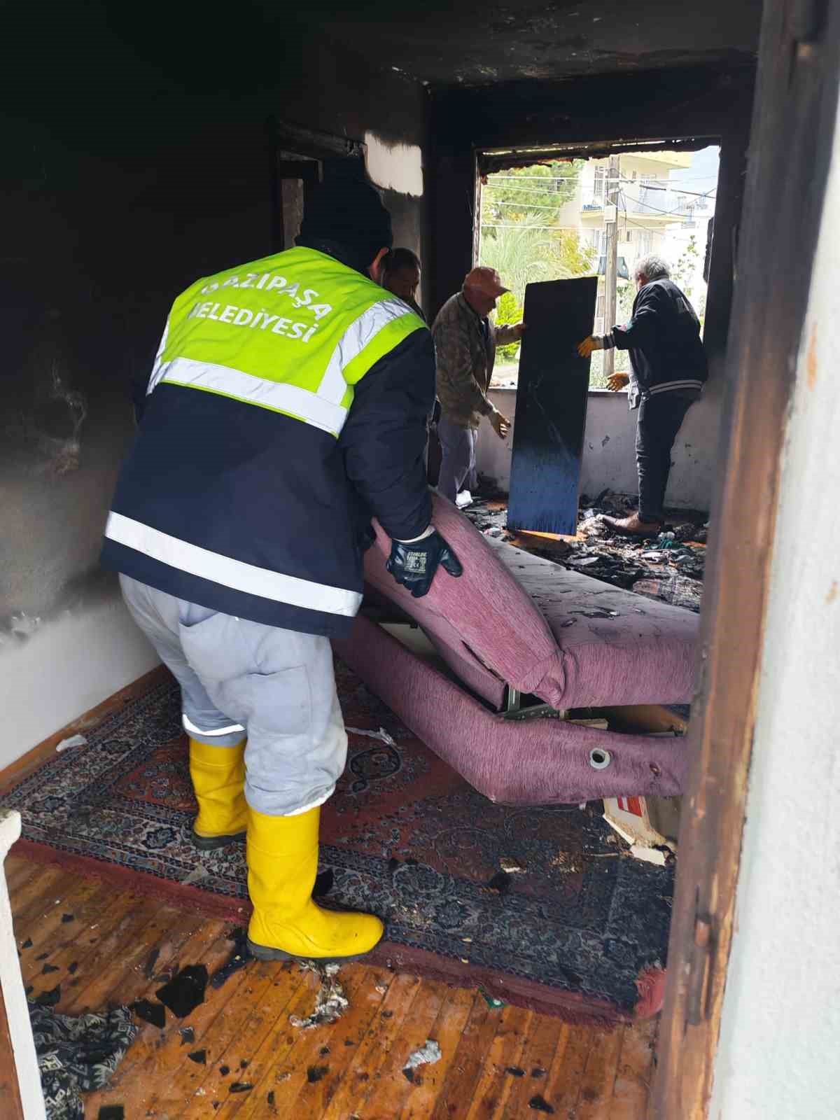 alevlerin kule cevirdigi evde kuran i kerim zarar gormedi 8
