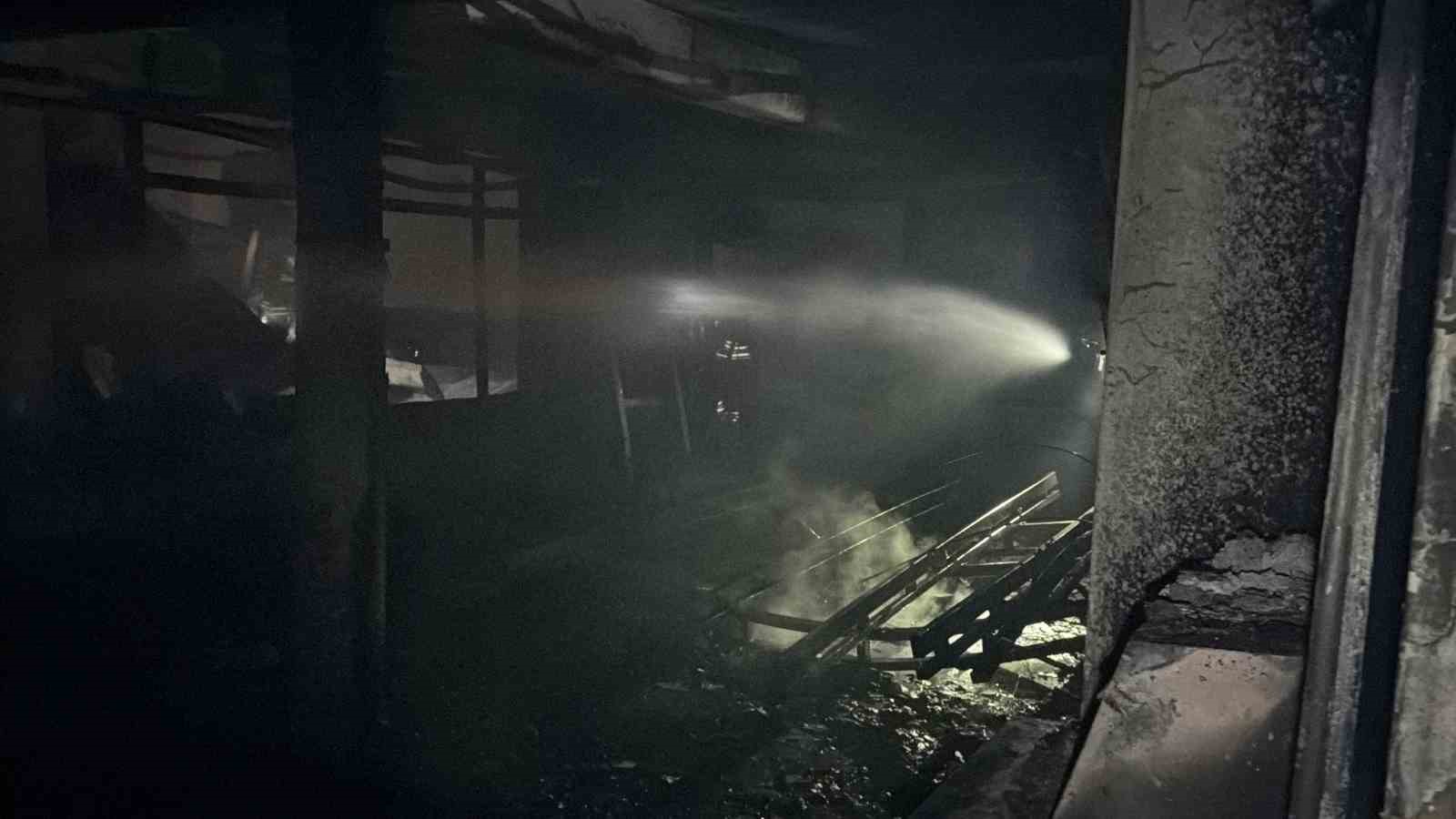 alevlerin kule cevirdigi fabrika icerden goruntulendi 10 8GdGggMM