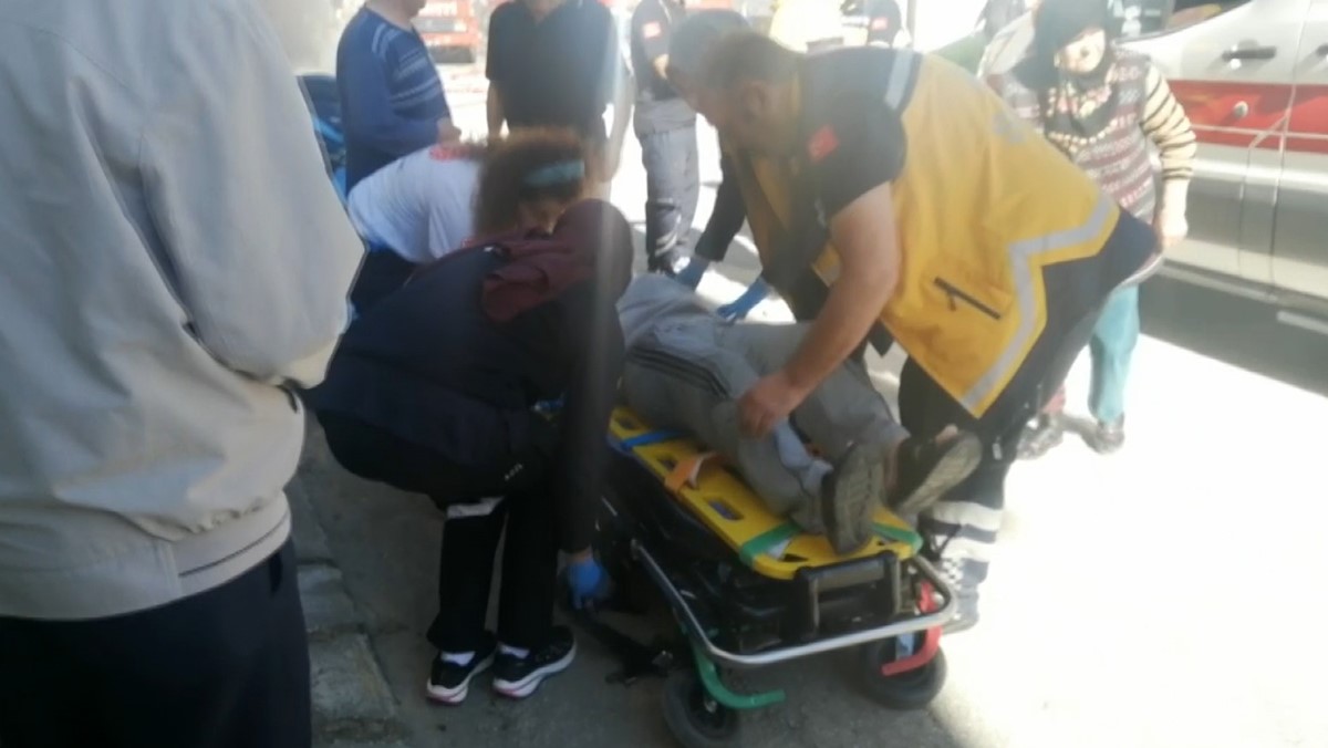 alevlerin sardigi evde can pazari yasli cift son anda itfaiye ekiplerince kurtarildi 4 JzH5ezBY