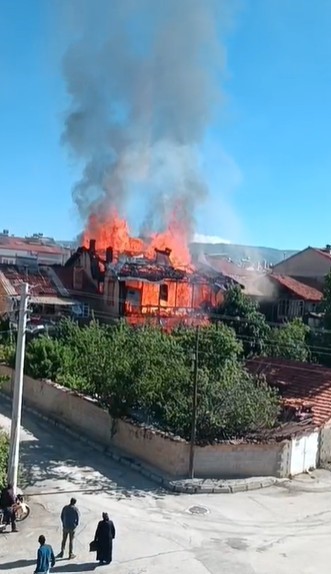 alevlerin sardigi evde can pazari yasli cift son anda itfaiye ekiplerince kurtarildi 5 NZWcMN3i