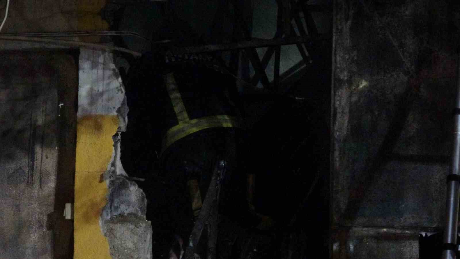 alevlerin sardigi isyerindeki araclari kurtarmak icin seferber oldular 10 ehPahAdW