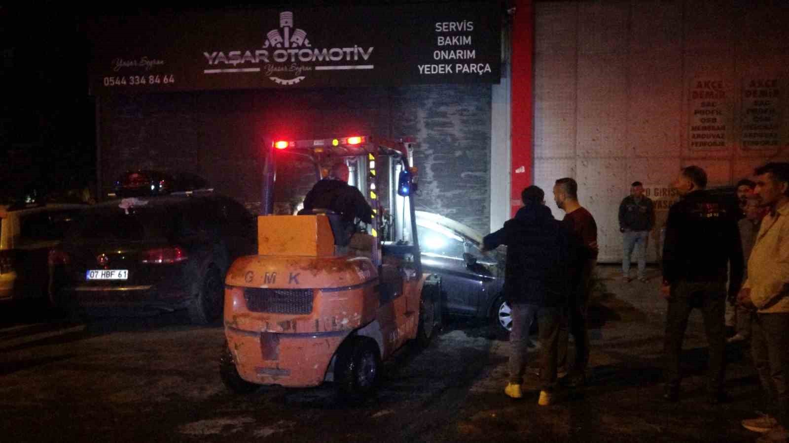 alevlerin sardigi isyerindeki araclari kurtarmak icin seferber oldular 2 hHstjCFF