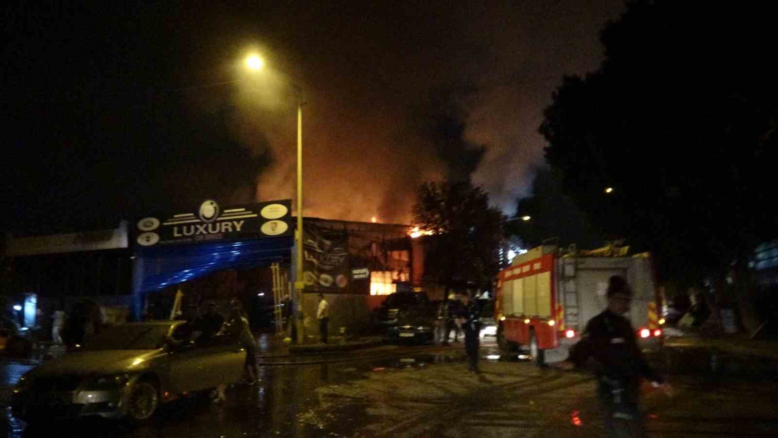 alevlerin sardigi isyerindeki araclari kurtarmak icin seferber oldular 4 9qf1PdFB