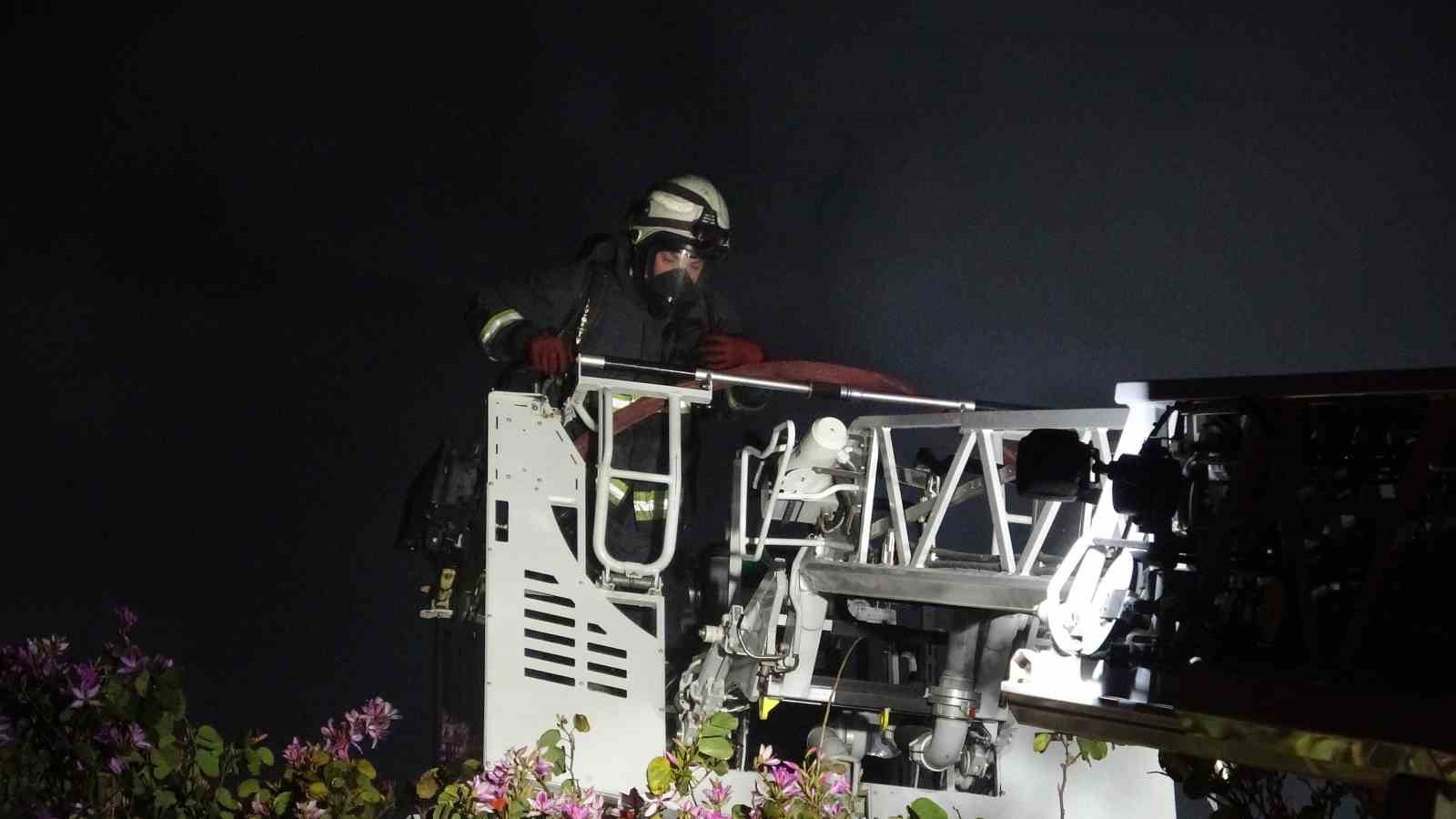 alevlerin sardigi isyerindeki araclari kurtarmak icin seferber oldular 9 7UurvqWa