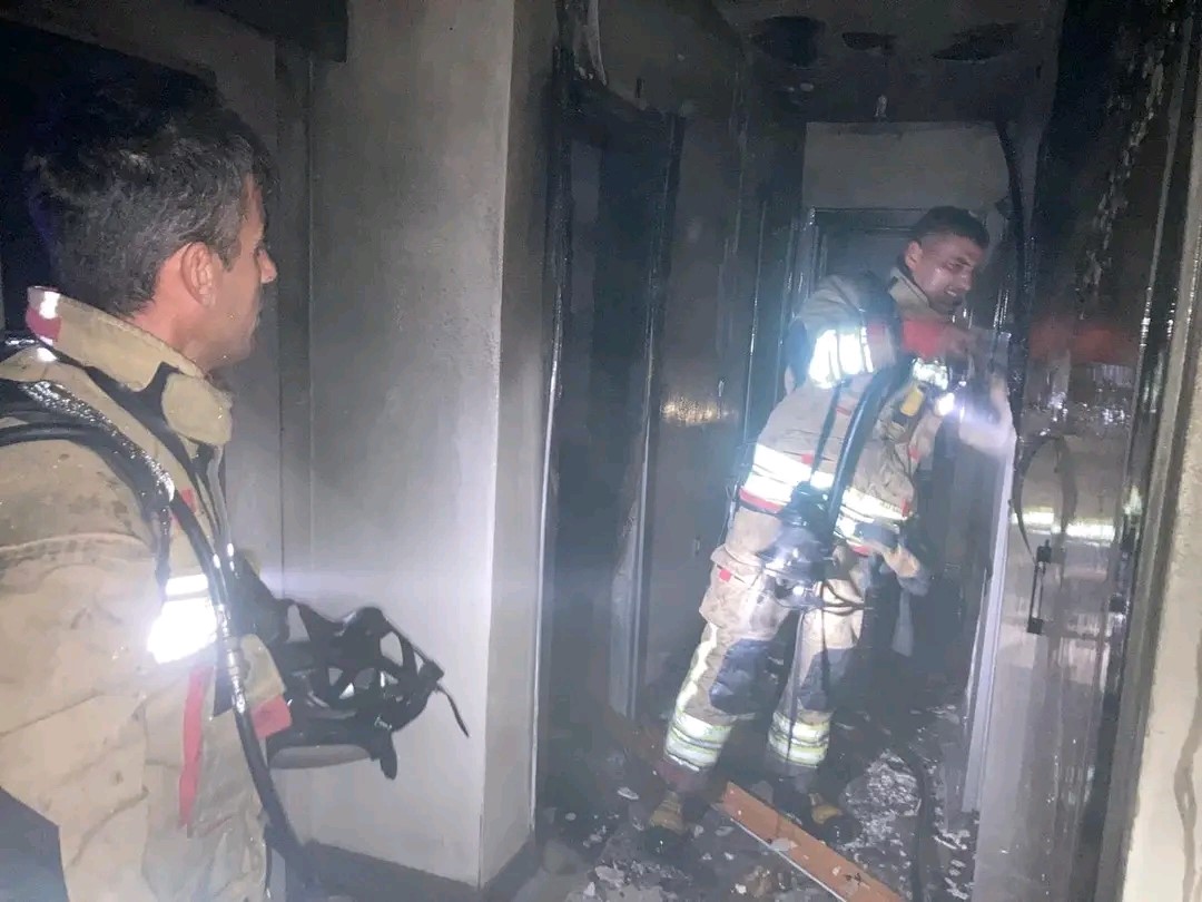Alevlerin yükseldiği apartman dairesinde dumandan etkilenen 3 kişiyi itfaiye kurtardı 6 alevlerin yukseldigi apartman dairesinde dumandan etkilenen 3 kisiyi itfaiye kurtardi 2 JEpJhyp4