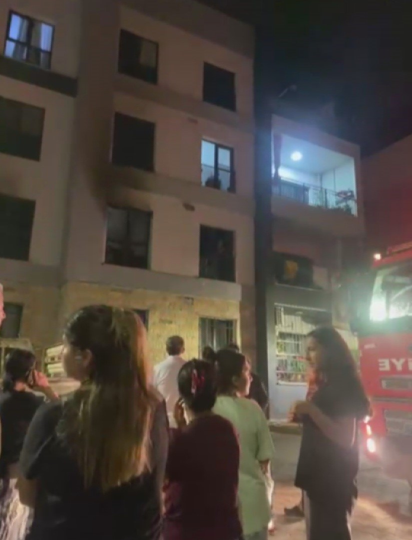 Alevlerin yükseldiği apartman dairesinde dumandan etkilenen 3 kişiyi itfaiye kurtardı 7 alevlerin yukseldigi apartman dairesinde dumandan etkilenen 3 kisiyi itfaiye kurtardi 3 GuI4PIRg