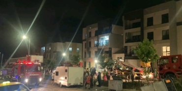 alevlerin-yukseldigi-apartman-dairesinde-dumandan-etkilenen-3-kisiyi-itfaiye-kurtardi-JVMvu8UJ.jpg