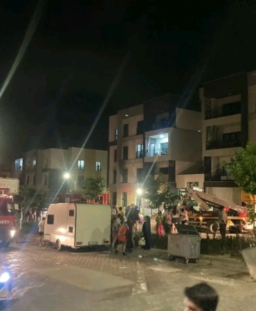 alevlerin-yukseldigi-apartman-dairesinde-dumandan-etkilenen-3-kisiyi-itfaiye-kurtardi-JVMvu8UJ.jpg