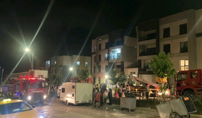alevlerin-yukseldigi-apartman-dairesinde-dumandan-etkilenen-3-kisiyi-itfaiye-kurtardi-JVMvu8UJ.jpg